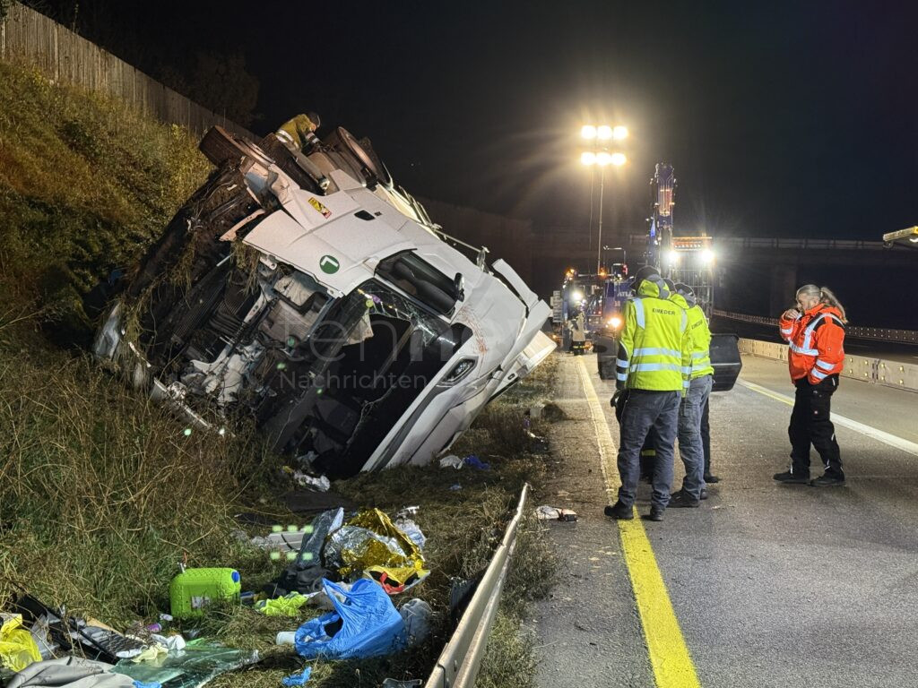 A9 BEI LENTING – 🥩 Fleisch-Laster kippt am 24.11.2024 um: 200.000 Euro Schaden, zwei Schwerverletzte, Vollsperrung! 🚛❄️ Massiver Staus im Berufsverkehr.