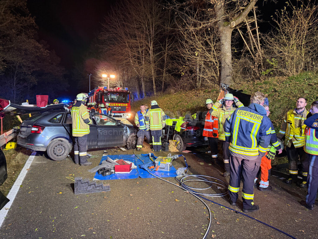 St2230 bei Solnhofen – Frontalcrash mit sechs Verletzten – zwei in Lebensgefahr. Feuerwehr am Montag (25.11.2024) im Großeinsatz, Polizei sucht Zeugen.