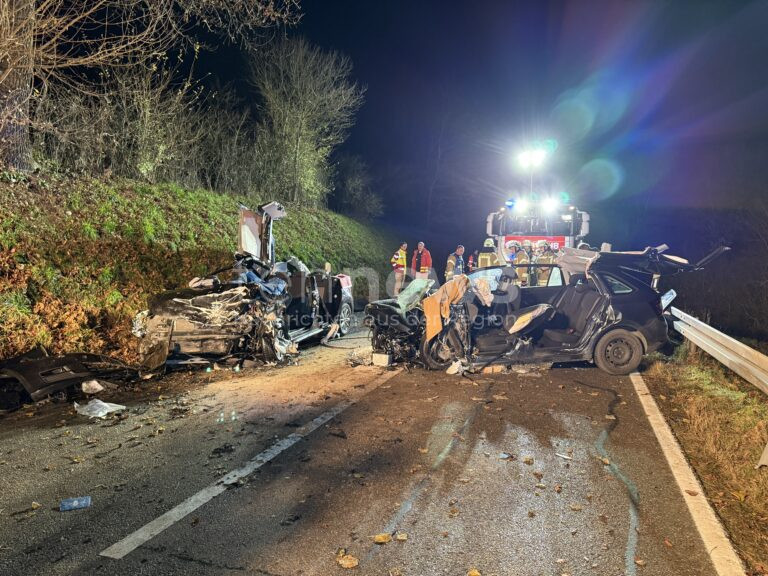 St2230 bei Solnhofen – Frontalcrash mit sechs Verletzten – zwei in Lebensgefahr. Feuerwehr am Montag (25.11.2024) im Großeinsatz, Polizei sucht Zeugen.