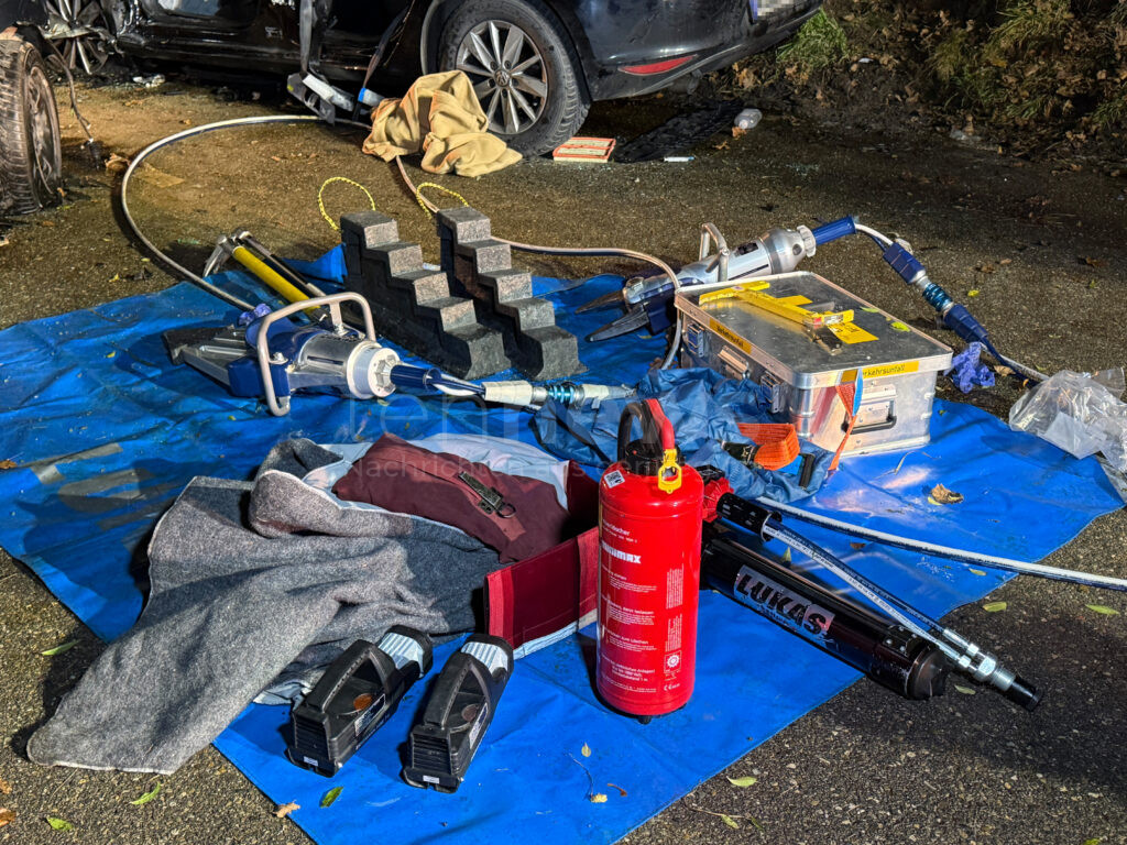 St2230 bei Solnhofen – Frontalcrash mit sechs Verletzten – zwei in Lebensgefahr. Feuerwehr am Montag (25.11.2024) im Großeinsatz, Polizei sucht Zeugen.