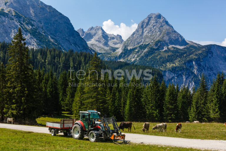 🚜 Polizei stoppt Traktor-Fahrer ohne Führerschein in Augsburg. Durchgerostete Scharniere am Anhänger sorgen für zusätzliche Gefahren.