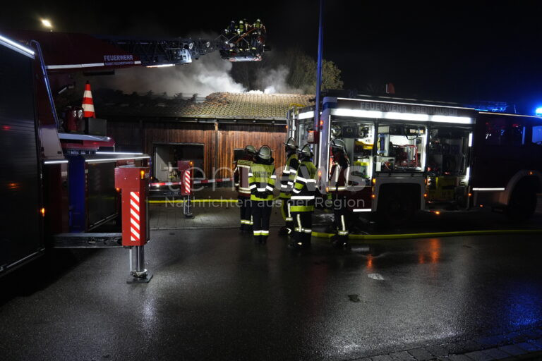 🔥 Brand in Baar-Ebenhausen: Holzanbau der Grundschule zerstört, hoher Sachschaden. Verletzt wurde niemand. Polizei ermittelt die Ursache. 🚒