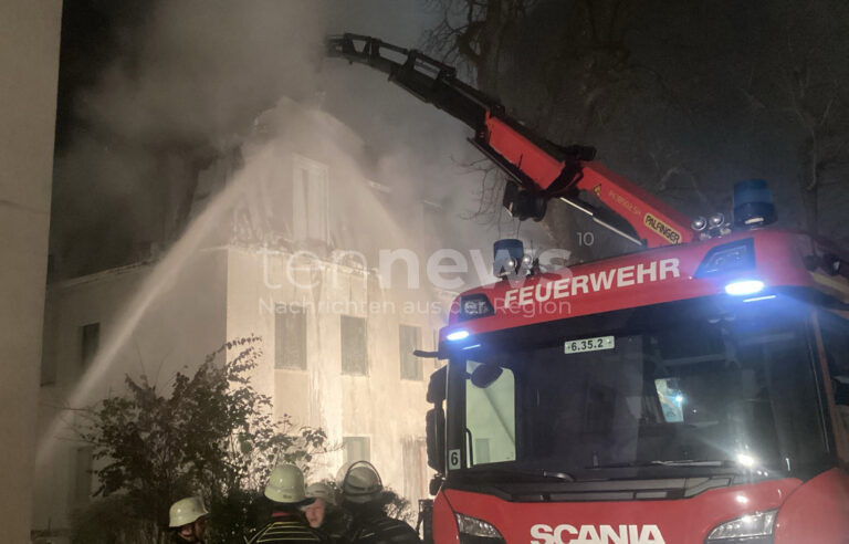 🚒 Dachstuhlbrand in München fordert 16-Stunden-Einsatz der Feuerwehr! Vier Wohnungen unbewohnbar, über 200 Einsatzkräfte vor Ort.