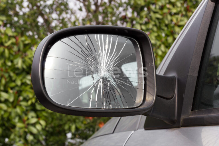 🚑 AUGSBURG-OBERHAUSEN – Auto erfasst Fußgängerin an Kreuzung. 69-Jährige leicht verletzt. Polizei ermittelt gegen den Fahrer.