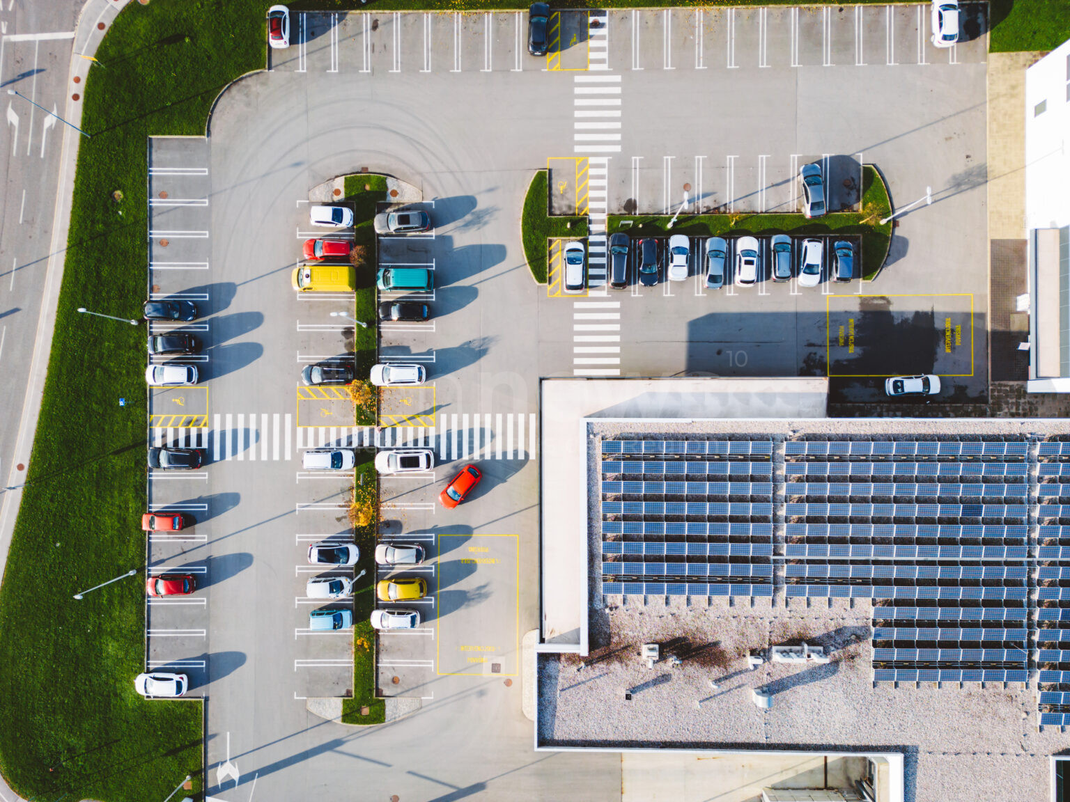 FRIEDBERG – Unbekannter beschädigt auf einem Supermarktparkplatz am Montag (13.01.2025) einen Audi A3. Der Verursacher flüchtete. Polizei sucht Zeugen.