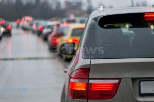 Dasing - Am Donnerstag (09.01.2025) verlor ein Getränkelaster auf der B300 seine Ladung. Der Verkehr war über zwei Stunden beeinträchtigt.