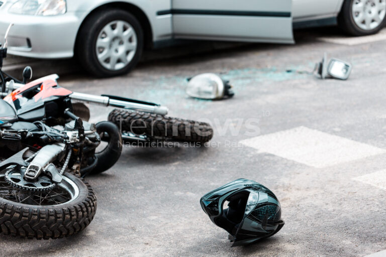 KÖSCHING-KASING – In der Theißinger Straße wurde Montagabend (13.01.2025) eine Radfahrerin von einem Auto erfasst und leicht verletzt. Sachschaden etwa 500€.