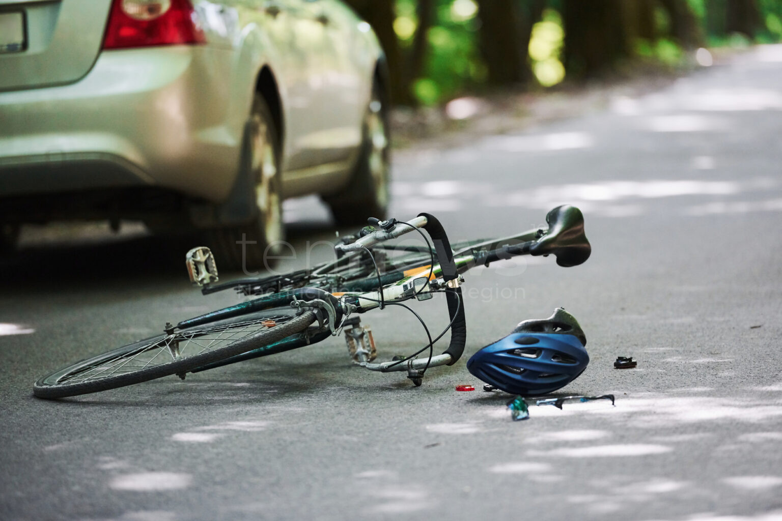 🚨 NEUBURG AN DER DONAU – Unfall am 25.11.2024! Ein 10-Jähriger prallte mit seinem Fahrrad gegen einen Streifenwagen. Glück im Unglück – er blieb unverletzt. 🚲