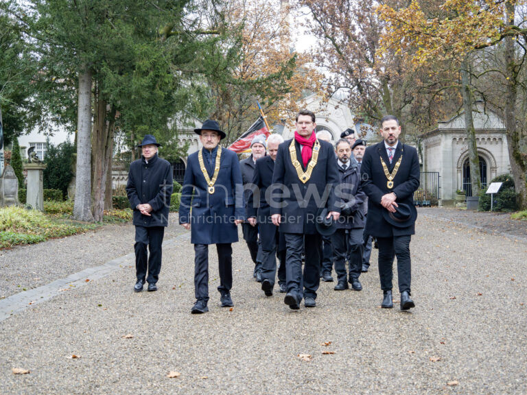 Coburg gedenkt der Opfer von Krieg und Gewalt. Oberbürgermeister Sauerteig ruft beim Volkstrauertag zur aktiven Friedensarbeit auf. ✨🙏