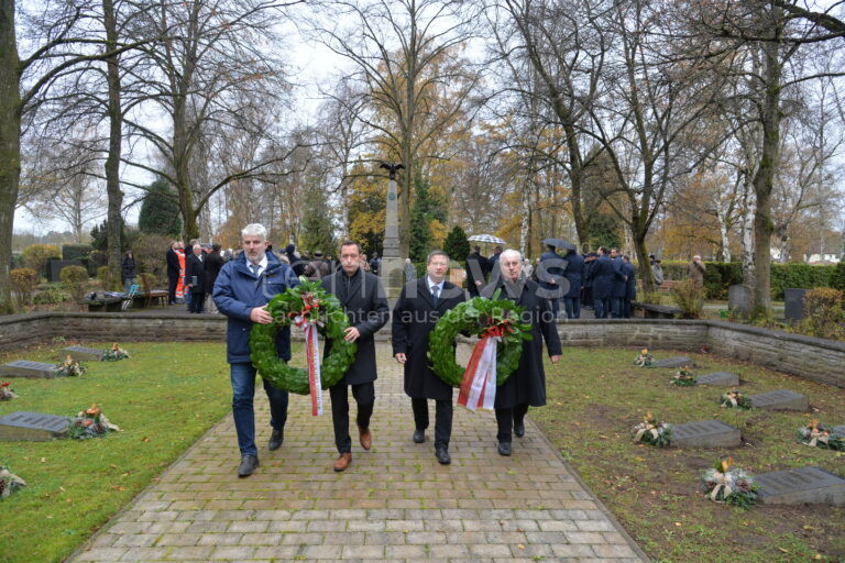 🌹 Volkstrauertag: Bürgermeister Thomas Lang gedenkt der Kriegsopfer und ruft zu Frieden und Zusammenhalt auf. Teilnehmer aus Politik und Vereinen waren anwesend.