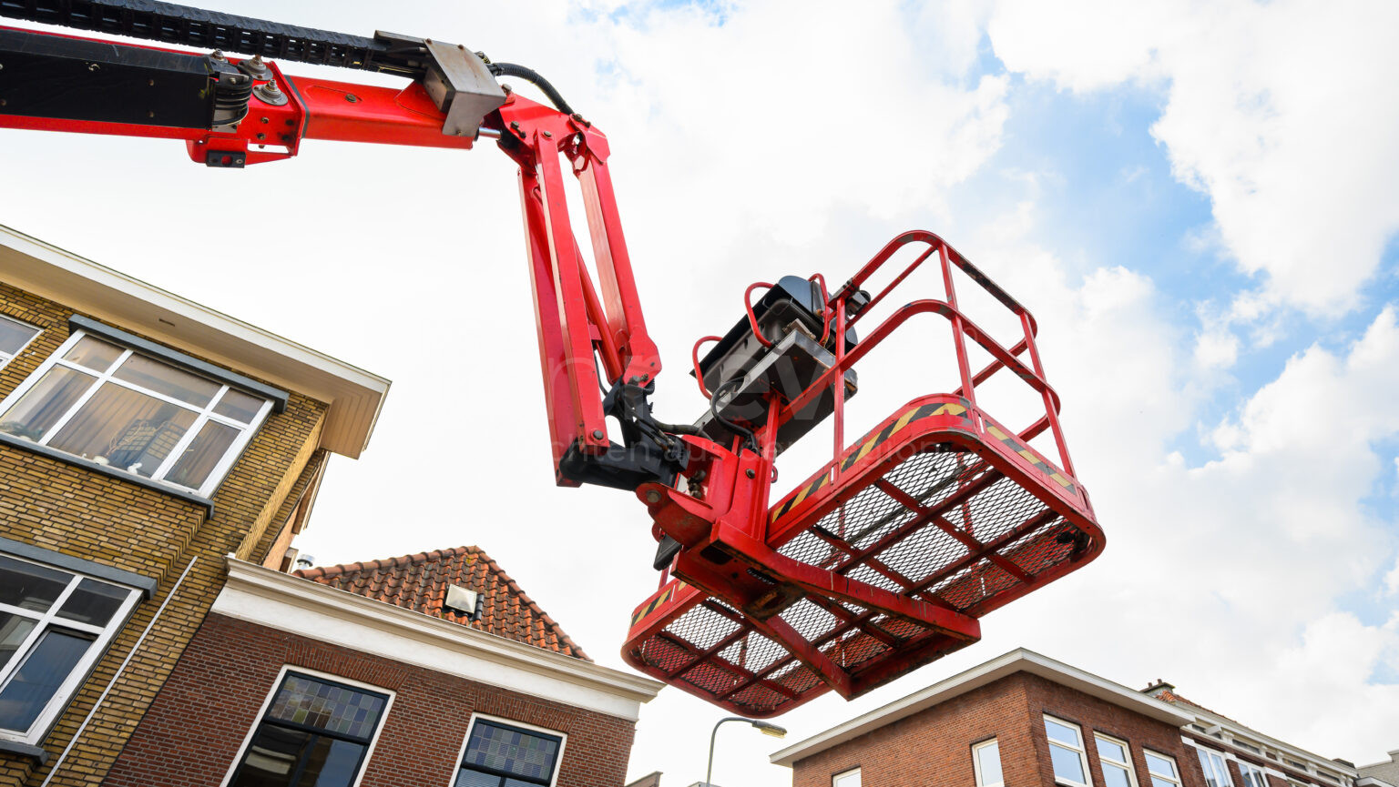 Ingolstadt – Betriebsunfall auf Baustelle nahe der Saturn-Arena: Arbeiter zwischen Hebebühne und Deckenteile eingeklemmt und schwer verletzt. Polizei ermittelt.