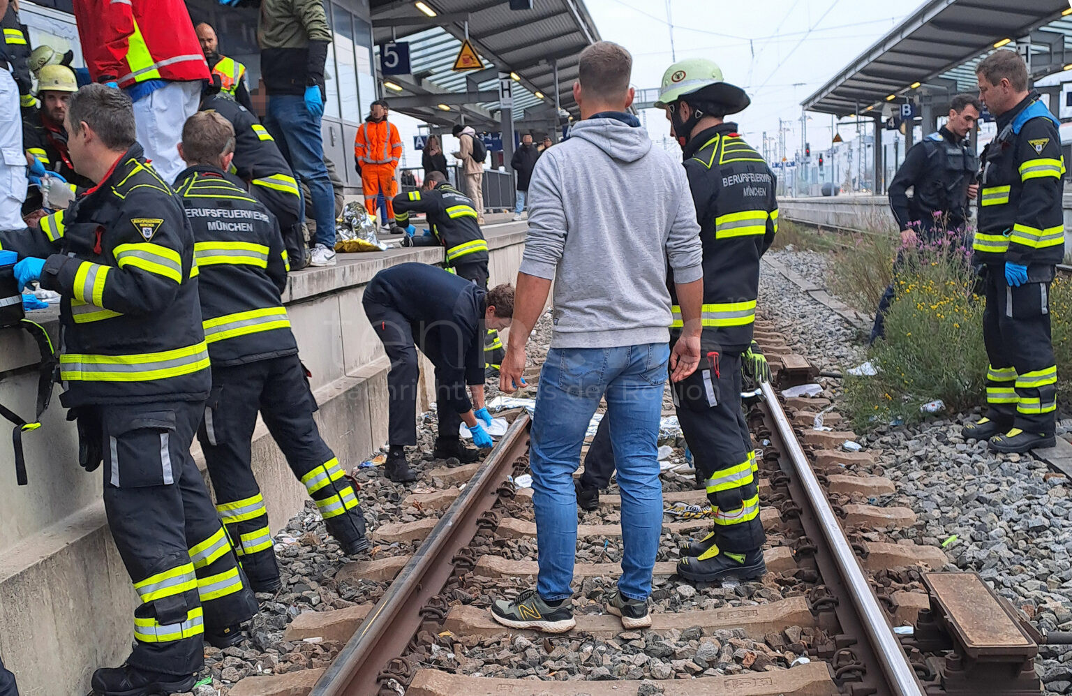 München – Klasse Notfallsanitäter rettet zufällig am Bahnhof Pasing das Leben eines Gestürzten durch schnelle Reanimation und Erste Hilfe.