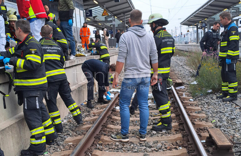 München – Klasse Notfallsanitäter rettet zufällig am Bahnhof Pasing das Leben eines Gestürzten durch schnelle Reanimation und Erste Hilfe.