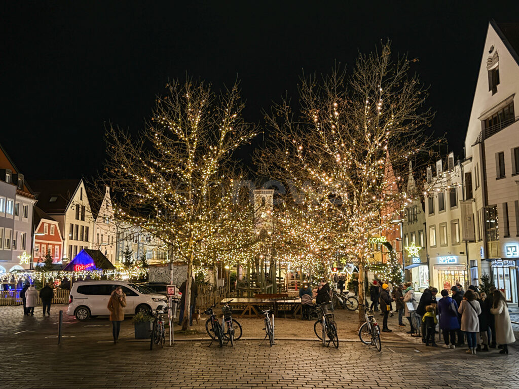 Pfaffenhofen an der Ilm – Christkindlmarkt seit Donnerstag (28.11.2024) offen: Magische Lichter, Feuerschale & Highlights wie der „bayerischer Döna“.