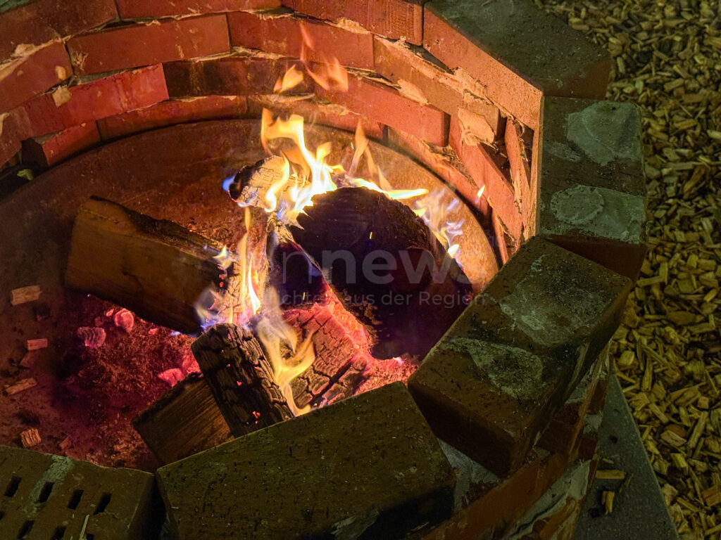 Pfaffenhofen an der Ilm – Christkindlmarkt seit Donnerstag (28.11.2024) offen: Magische Lichter, Feuerschale & Highlights wie der „bayerischer Döna“.