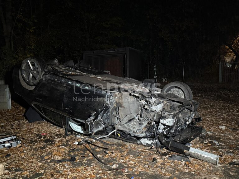 15-Jähriger ohne Führerschein verursacht schweren Unfall in Nürnberg. Drei Jugendliche werden schwer verletzt. Die Ermittlungen zur Unfallursache laufen.