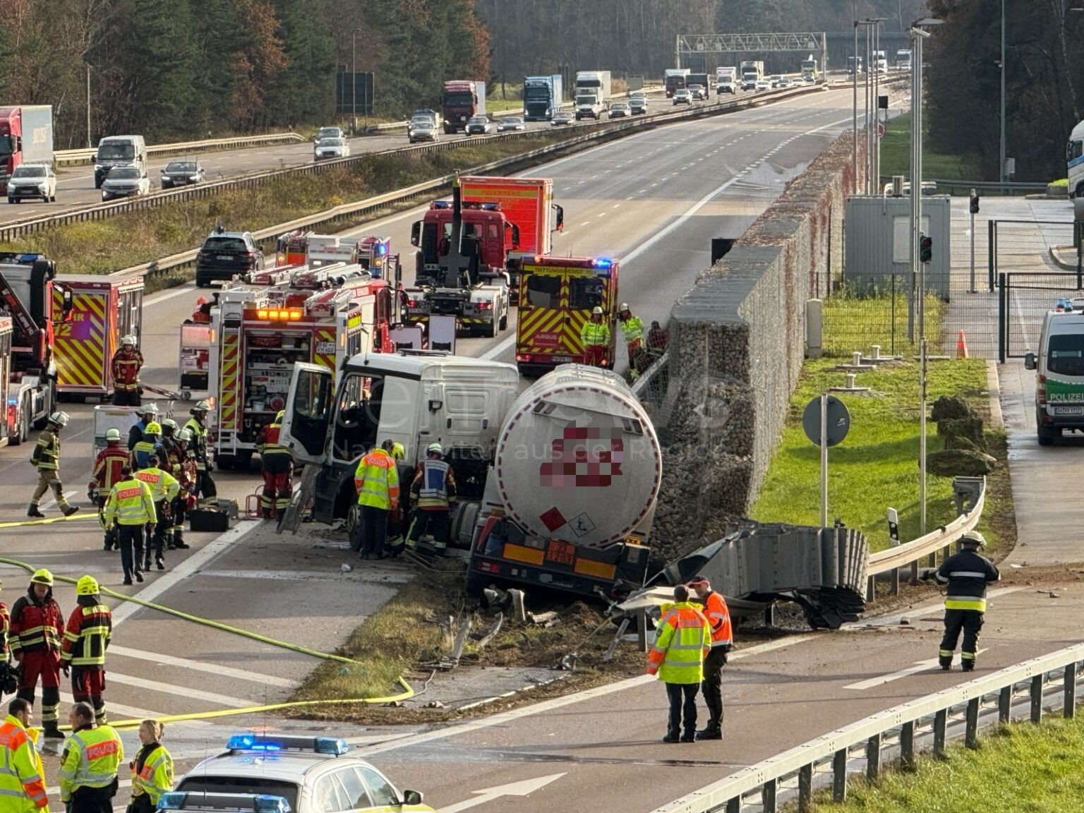 Tanklastzug-Unfall auf der A9 Richtung München führt zu stundenlanger Vollsperrung.