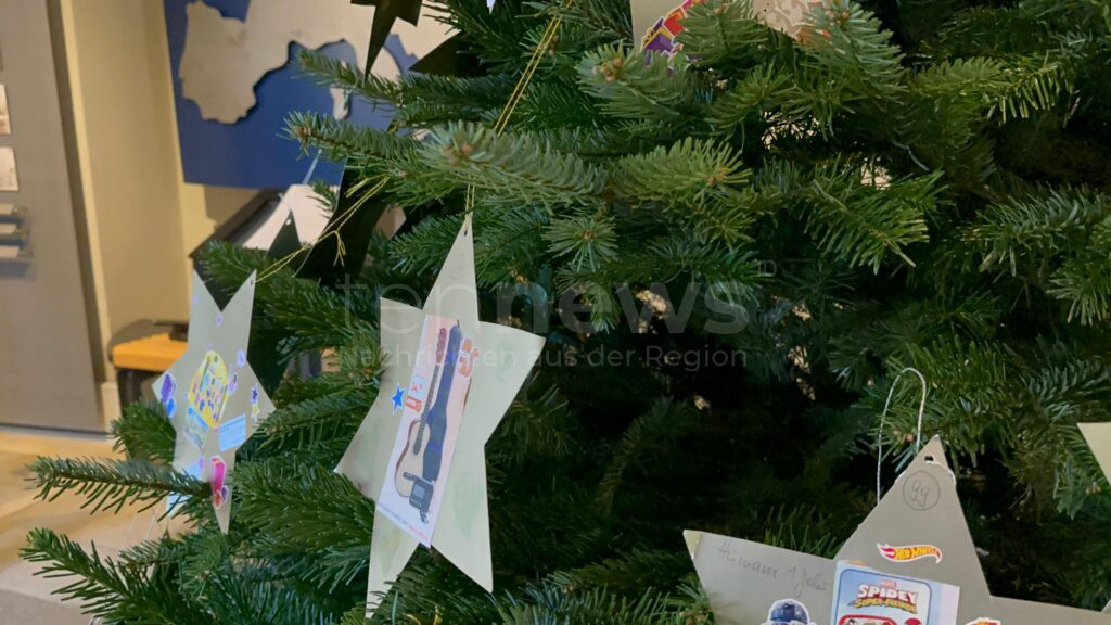 Der Soziale Weihnachtsbaum der Schrobenhausener Tafel steht bis zum Sonntag dem 1. Dezember im Spargelmuseum und auf dem Sozialen Weihnachtsmarkt.