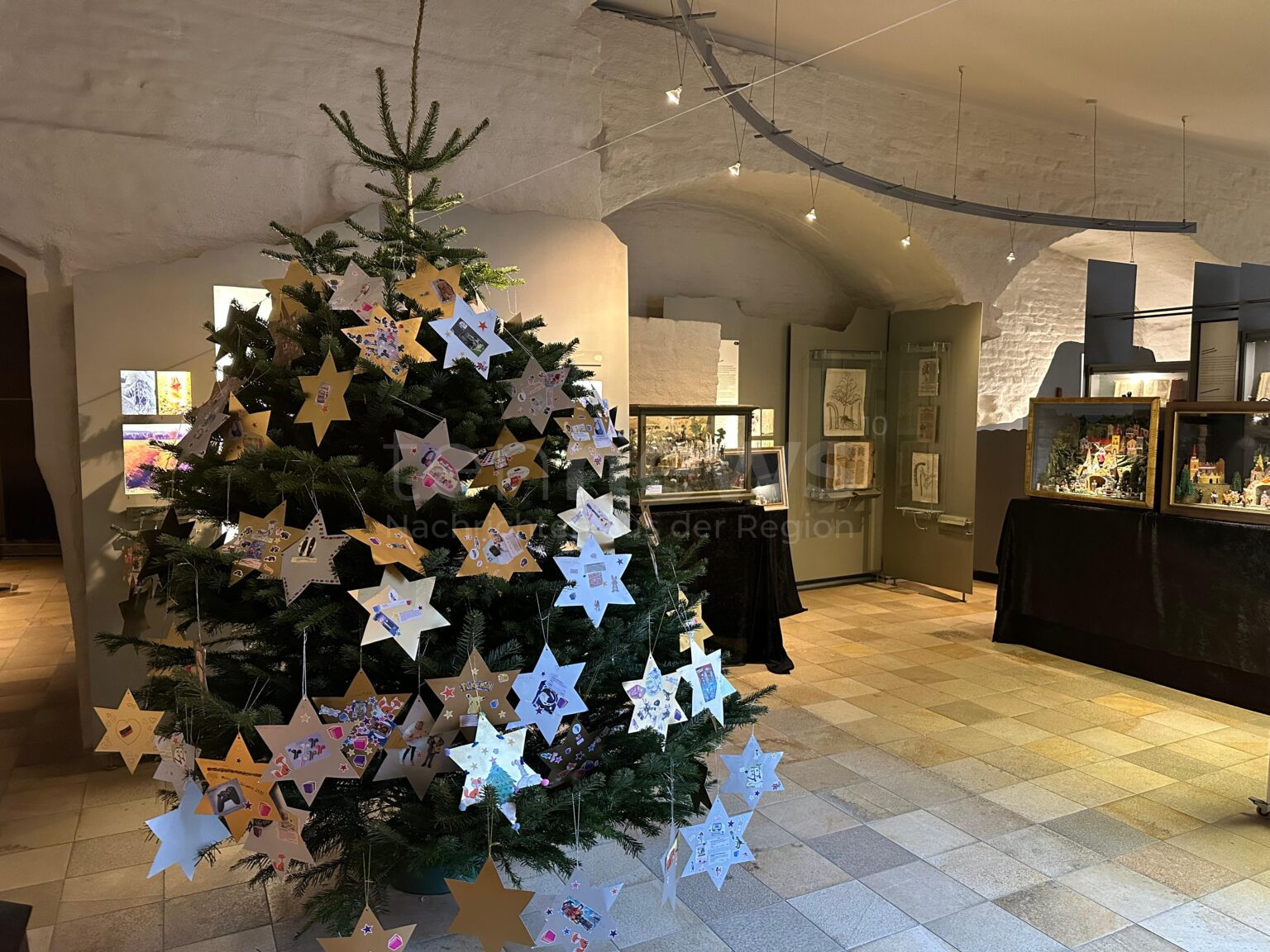 Der Soziale Weihnachtsbaum der Schrobenhausener Tafel steht bis zum Sonntag dem 1. Dezember im Spargelmuseum und auf dem Sozialen Weihnachtsmarkt.