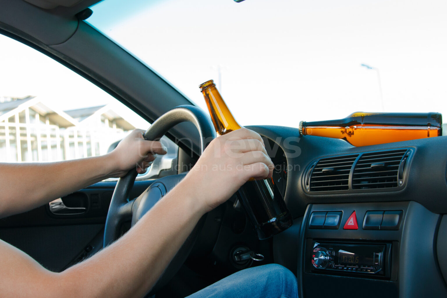 AUGSBURG – Betrunkener Fahrer verursacht am Sonntag (08.12.2024) einen Unfall und flüchtet zu Fuß. Polizei stellt ihn und zieht Führerschein ein.