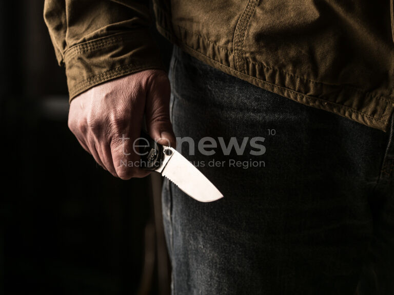 NEUBURG AN DER DONAU - 23-Jähriger flüchtet vor Polizei. Erlaubsnispflichtiges Messer sichergestellt, Anzeige wegen Verstoß gegen Waffengesetz. 🚔