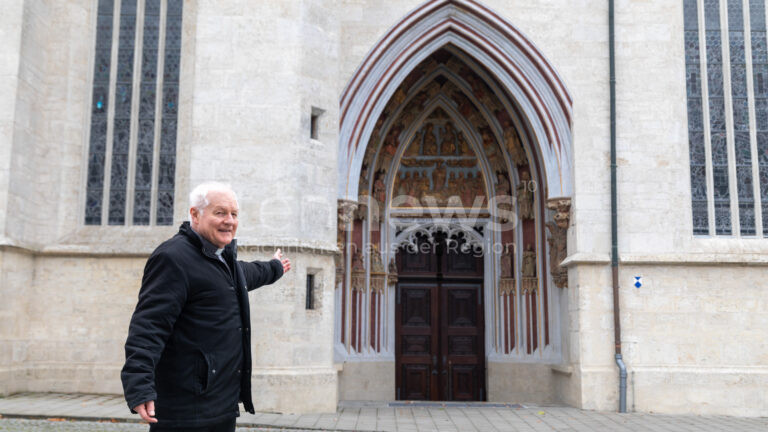 Der Vorsitzende des Dombauvereins, Dompropst Alfred Rottler, zeigt auf das Nordportal des Eichstätter Doms mit den Figuren, für die Patenschaften übernommen werden können.