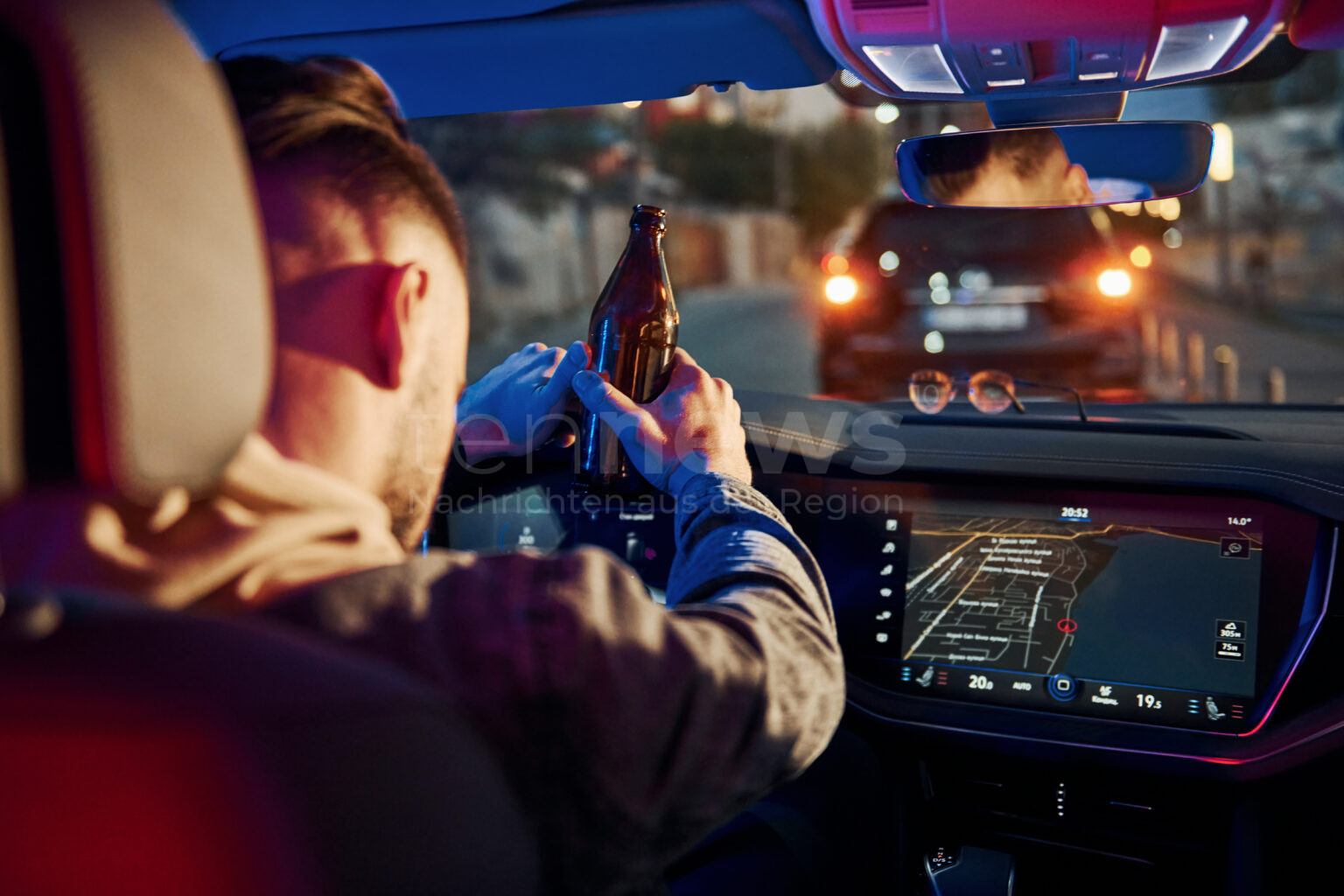 Pöttmes – Betrunkener Autofahrer fährt in Böschung und flüchtet zu Fuß. Polizei stellt Fahrer an seiner Wohnadresse – Blutentnahme angeordnet.