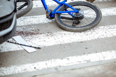 PFAFFENHOFEN – Montag (17.03.2025) stürzte eine Radfahrerin, nachdem sie mit einem Verkehrsschild kollidierte. Rettungsdienst brachte sie in die Klinik. 🚲