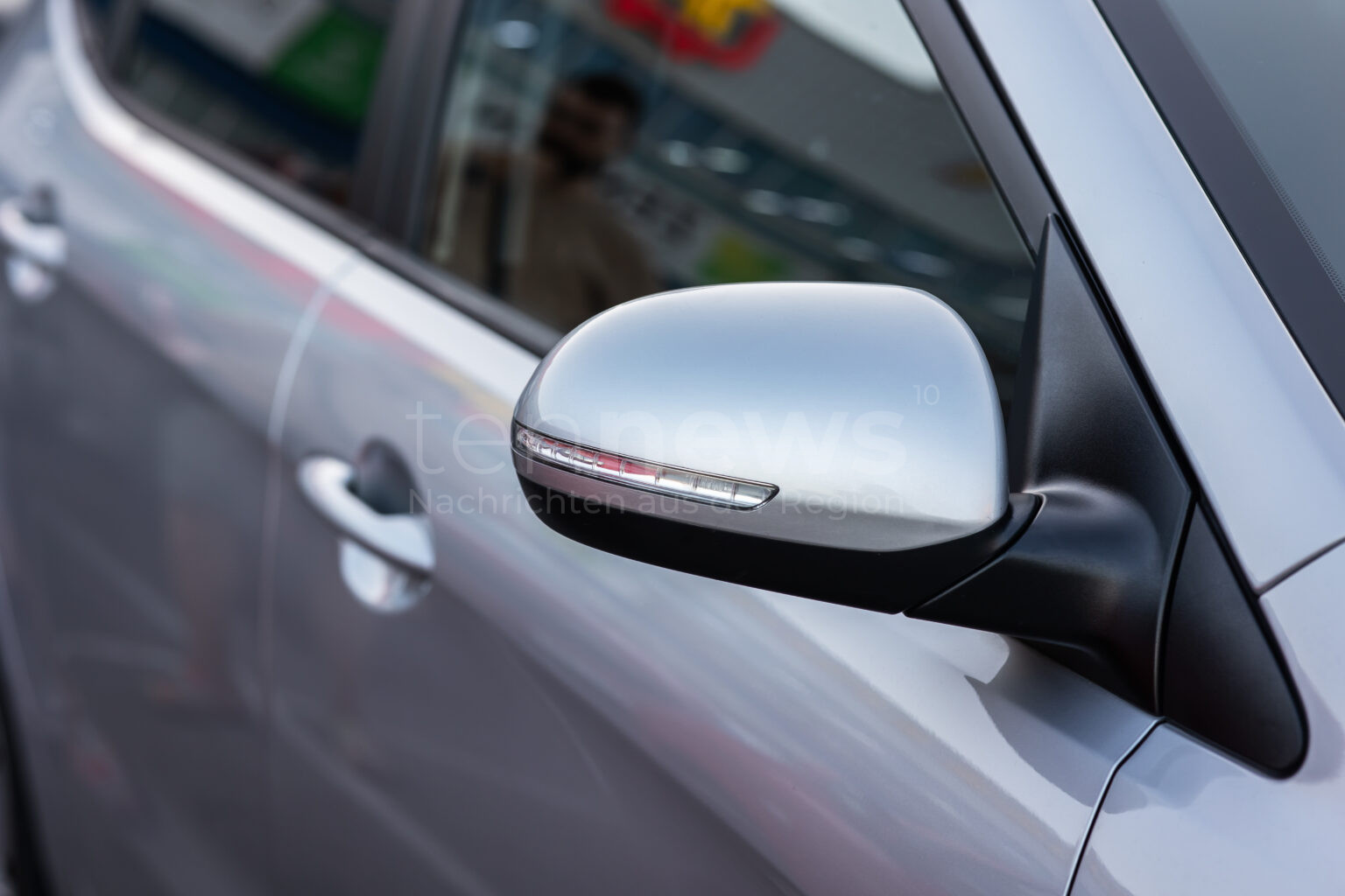 AUGSBURG-GÖGGINGEN – Montag (17.03.2025) eskalierte ein Streit zwischen Autofahrer und Fußgängerin. Ein 78-Jähriger stieß eine Frau zu Boden. 🚔