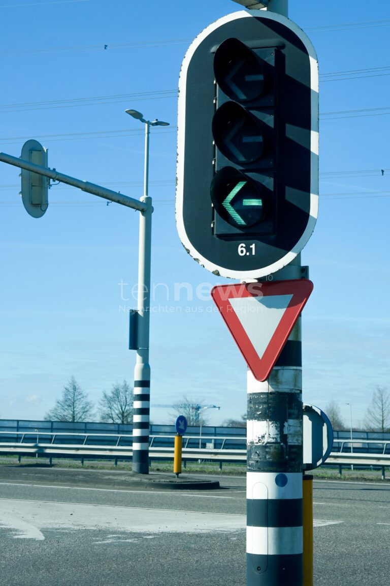 EICHSTÄTT: Unfall am 25.11.2024! Ein Lkw beschädigte eine Ampel und fuhr weiter. Polizei sucht Zeugen: 08421 97700. Schaden: 3.000 Euro. 🚛