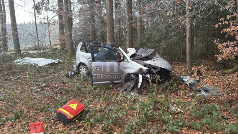 PAF8 bei Gerolsbach – Schwerer Unfall am Montag (02.12.2024): 21-Jähriger prallte mit 150 km/h gegen Baum. Feuerwehr befreite ihn. Polizei sucht Zeugen