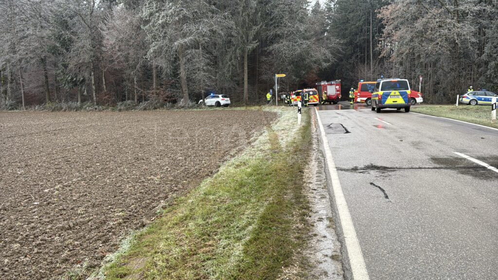 PAF8 bei Gerolsbach – Schwerer Unfall am Montag (02.12.2024): 21-Jähriger prallte mit 150 km/h gegen Baum. Feuerwehr befreite ihn. Polizei sucht Zeugen