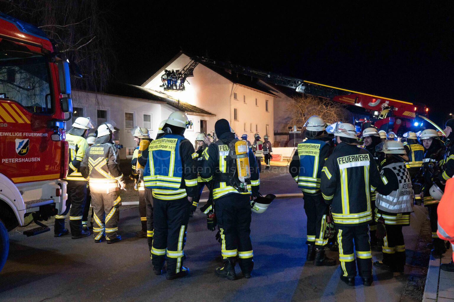 Jetzendorf – Brand im Pfarrheim am Samstag (14.12.2024). Eingangsbereich zerstört, Dachstuhl beschädigt. Keine Verletzten. Polizei ermittelt.