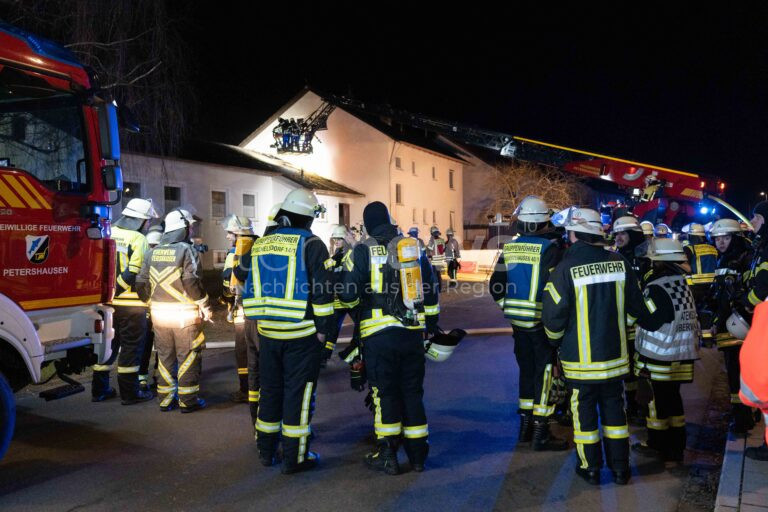 Jetzendorf – Brand im Pfarrheim am Samstag (14.12.2024). Eingangsbereich zerstört, Dachstuhl beschädigt. Keine Verletzten. Polizei ermittelt.