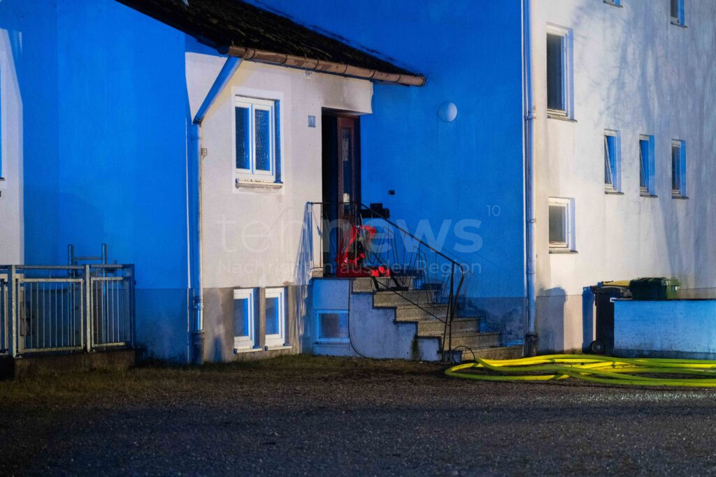 Jetzendorf – Brand im Pfarrheim am Samstag (14.12.2024). Eingangsbereich zerstört, Dachstuhl beschädigt. Keine Verletzten. Polizei ermittelt.