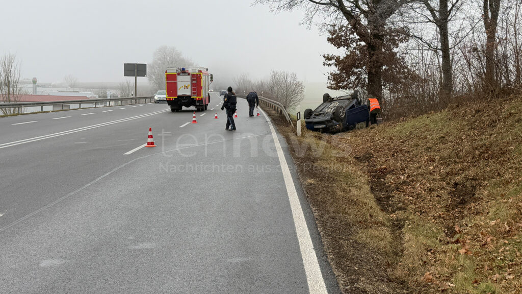 AICHACH – Auto überschlägt sich am Sonntag (29.12.2024) auf der B300! Fahrerin leicht verletzt, Auto Totalschaden, Straße nach Unfall zeitweise gesperrt.