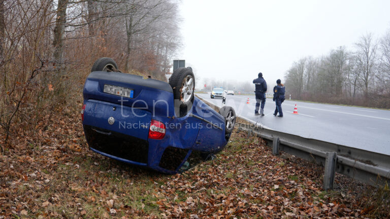 AICHACH – Auto überschlägt sich am Sonntag (29.12.2024) auf der B300! Fahrerin leicht verletzt, Auto Totalschaden, Straße nach Unfall zeitweise gesperrt.