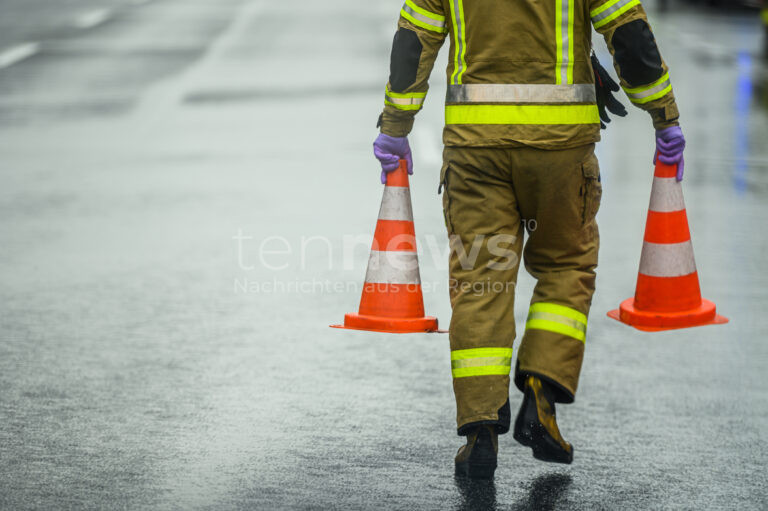 NEUBURG AN DER DONAU-BITTENBRUNN - Lastwagenbrand: Führerhaus komplett ausgebrannt, Feuerwehr verhindert Ausbreitung bei Lastwagen. Keine Verletzten. 🚒