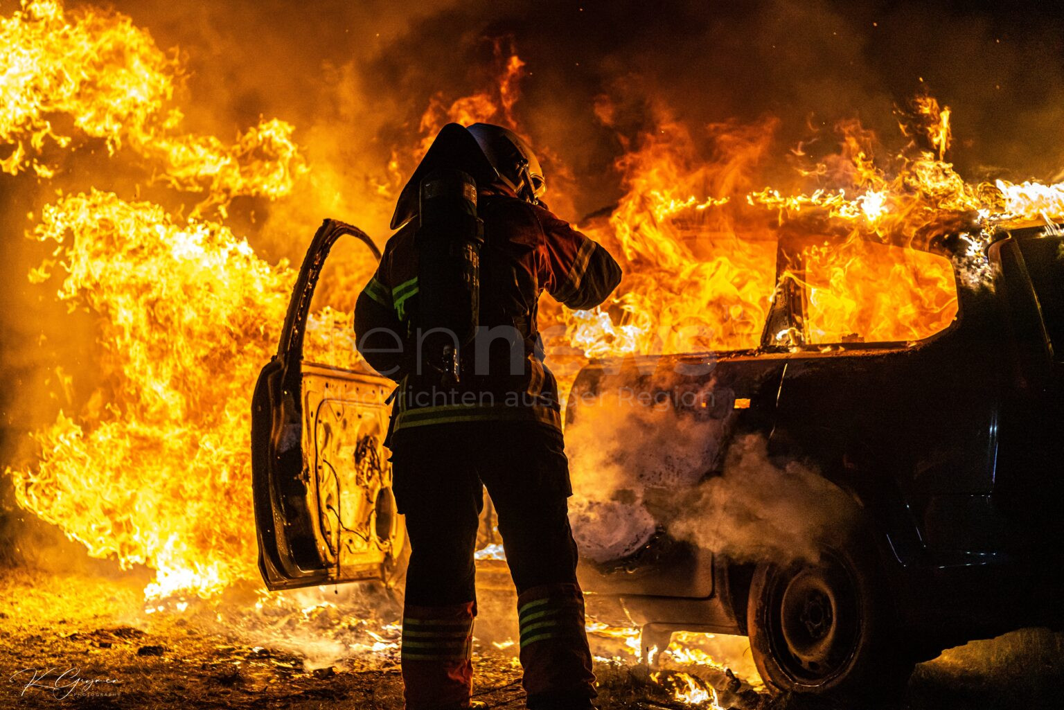 SCHWABMÜNCHEN – Ein geparktes Auto geriet am Sonntagabend (16.03.2025) in Brand. Die Feuerwehr löschte umgehend. Der Schaden beträgt über 10.000 Euro. 🚒🔥