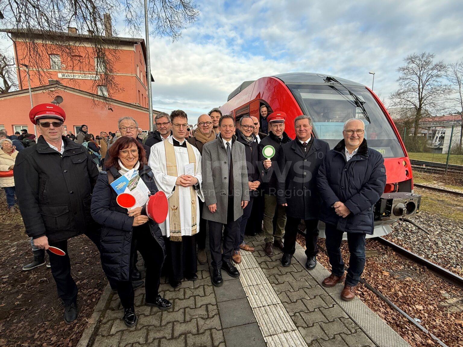 Bayerns Verkehrsminister Christian Bernreiter (zweiter von rechts) bei der Inbetriebnahme in Wassertrüdingen