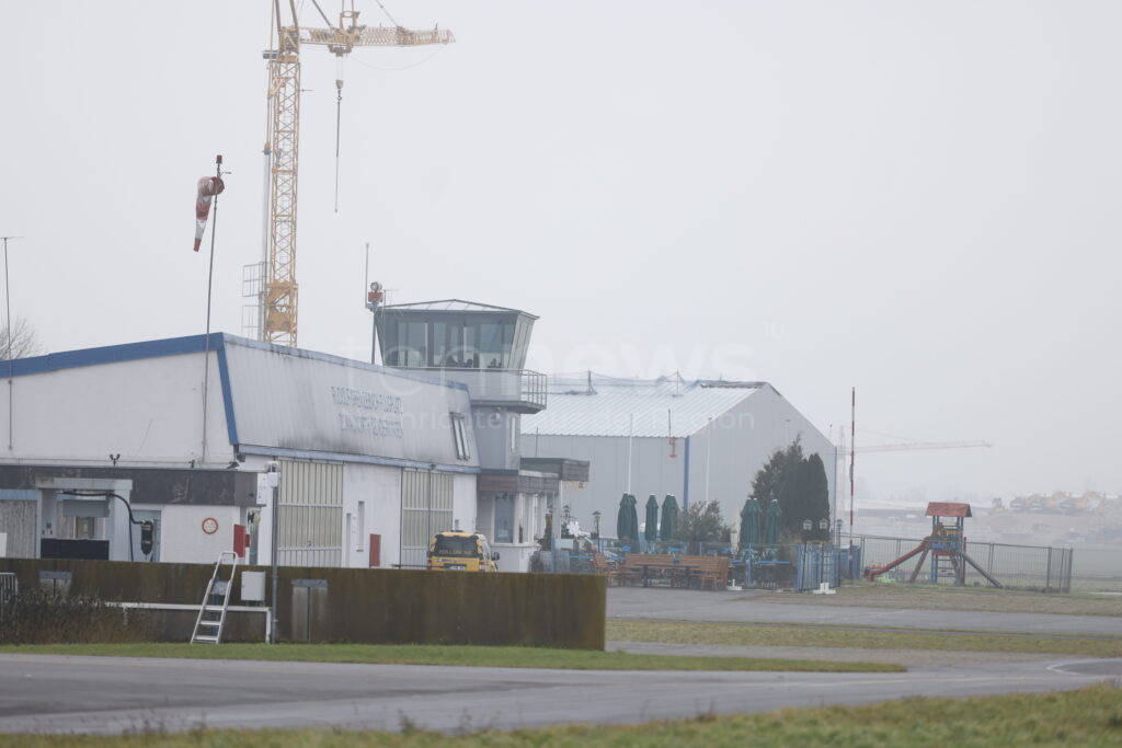 GENDERKINGEN – 🚁 Am Dienstagnachmittag (17.12.2024) stürzte ein Hubschrauber aus geringer Höhe ab. Zwei Insassen überleben glimpflich.