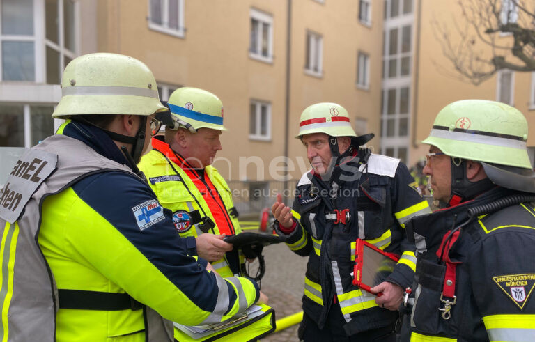 🚨 MÜNCHEN (18.12.2024) – Tiefgaragenbrand in der Freimanner Haide. Mehrere Fahrzeuge brannten, doch niemand wurde verletzt. Polizei ermittelt.