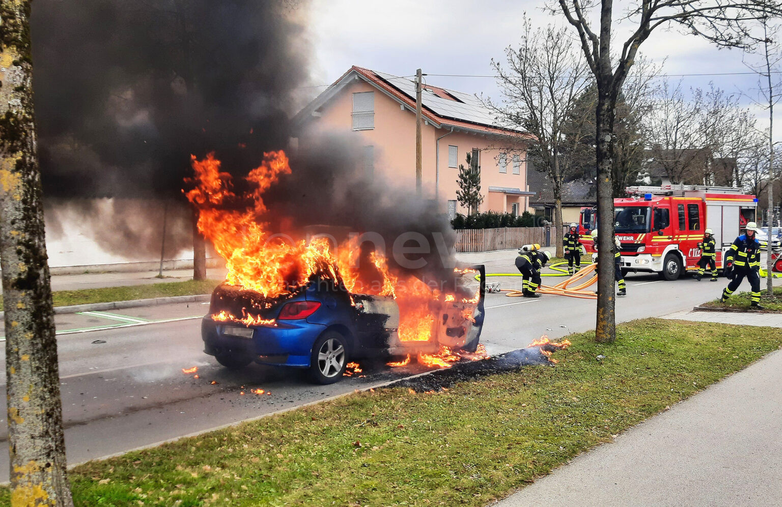 🚒 MÜNCHEN – Peugeot in Flammen: Am Mittwoch (18.12.2024) geriet ein Auto auf der Knorrstraße in Brand. Dank schneller Hilfe blieben alle unverletzt. 🔥