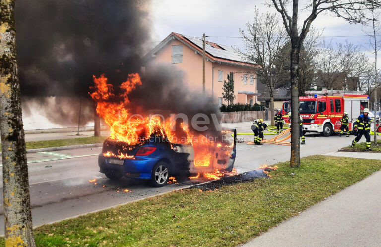 🚒 MÜNCHEN – Peugeot in Flammen: Am Mittwoch (18.12.2024) geriet ein Auto auf der Knorrstraße in Brand. Dank schneller Hilfe blieben alle unverletzt. 🔥