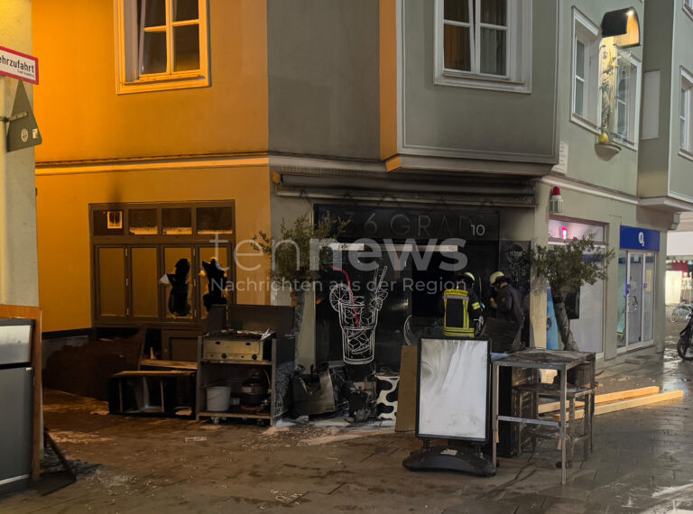 Augsburg – Nach dem Brand eines Lokals am Donnerstag (26.12.2024) wurde ein 41-jähriger Mann festgenommen. Die Polizei ermittelt wegen schwerer Brandstiftung.🔥