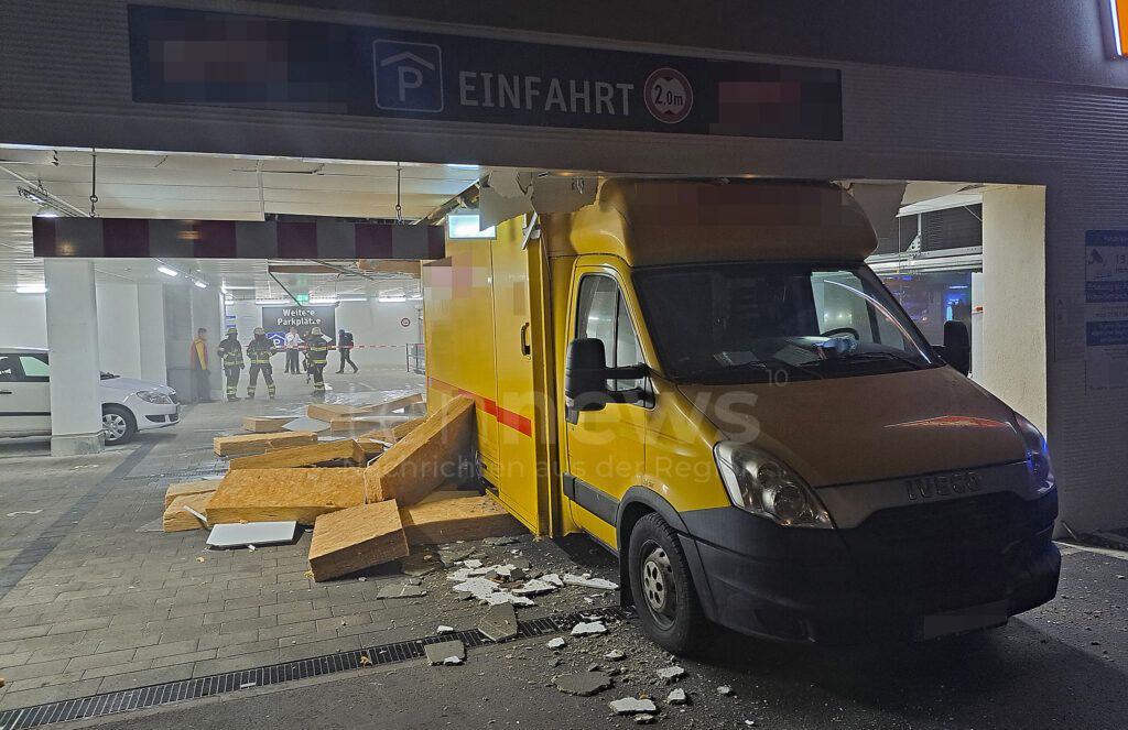 München – Transporter bleibt in Decke von Tiefgarage hängern und reißt Sprinkleranlage ab – Feuerwehr im Einsatz. Sachschaden unklar, Fahrer unverletzt.