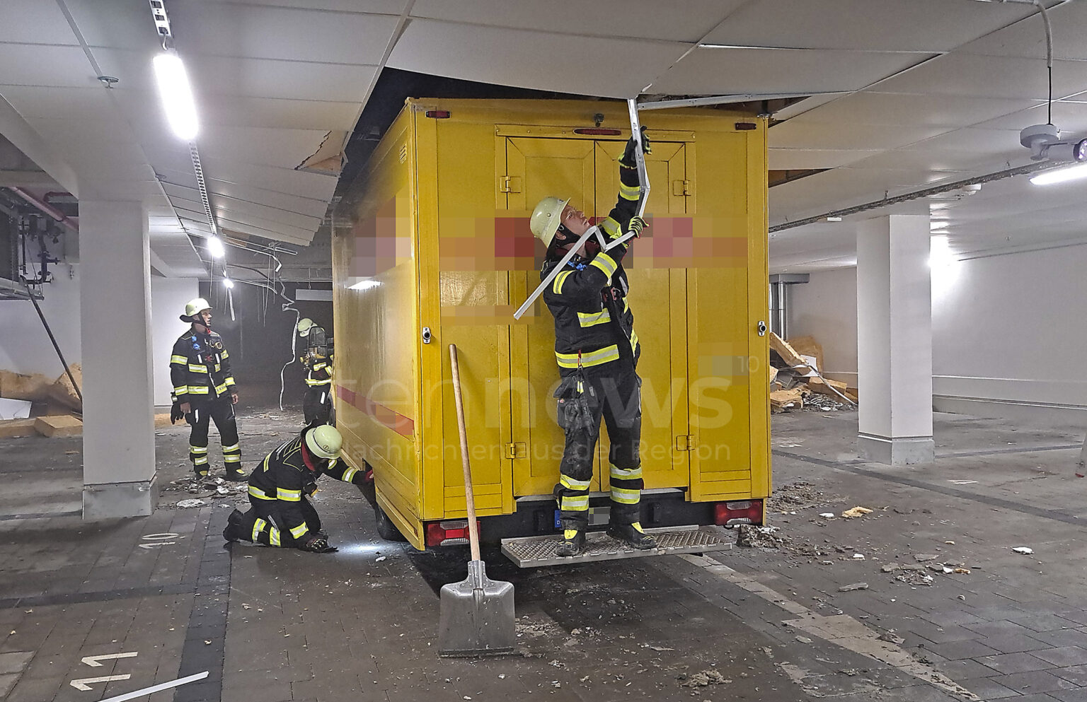 München – Transporter bleibt in Decke von Tiefgarage hängern und reißt Sprinkleranlage ab – Feuerwehr im Einsatz. Sachschaden unklar, Fahrer unverletzt.