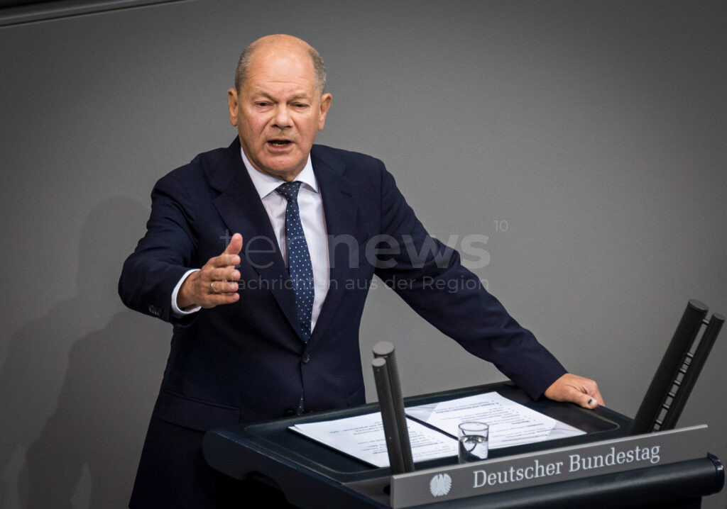 Olaf Scholz (SPD), Bundeskanzler, spricht im Bundestag (Archivfoto September 2024) – Berlin – Olaf Scholz beantragt die Vertrauensfrage und ebnet Weg zu Neuwahlen im Februar. 🗳️ Abstimmung am Montag im Bundestag, vorher will Scholz Rede halten.