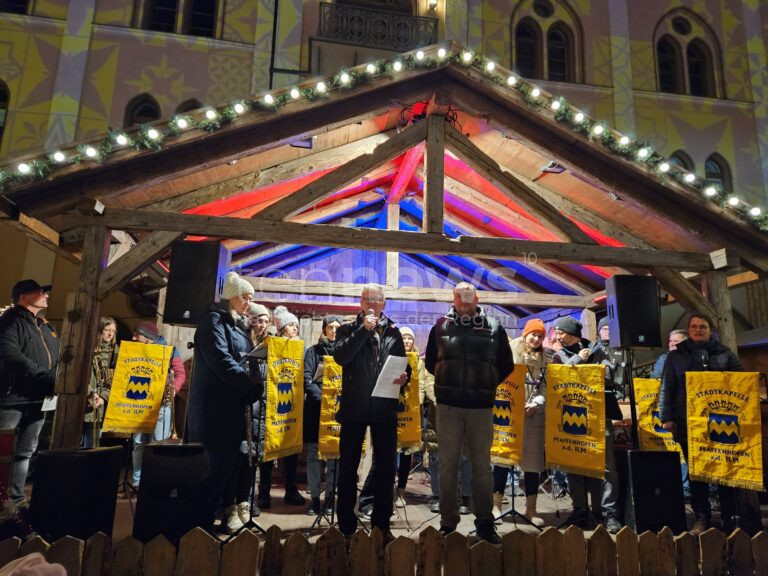 Offiziell eröffnet wurde der Christkindlmarkt von Zweitem Bürgermeister Roland Dörfler und dem Organisator des Christkindlmarktes, Philipp Schleef. (v. links)