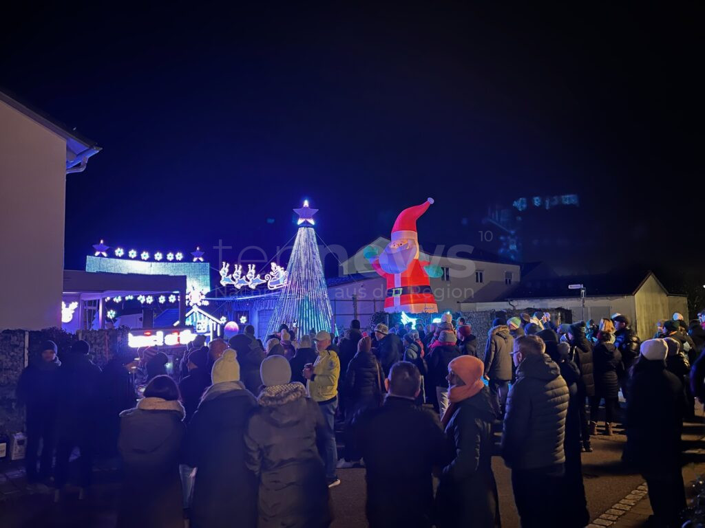 WETTSTETTEN – 21.000 Weihnachtslichter zaubern faszinierende LED-Show. Spendenaktion zugunsten der Waisenhausstiftung Ingolstadt. Bis 29.12.2024!